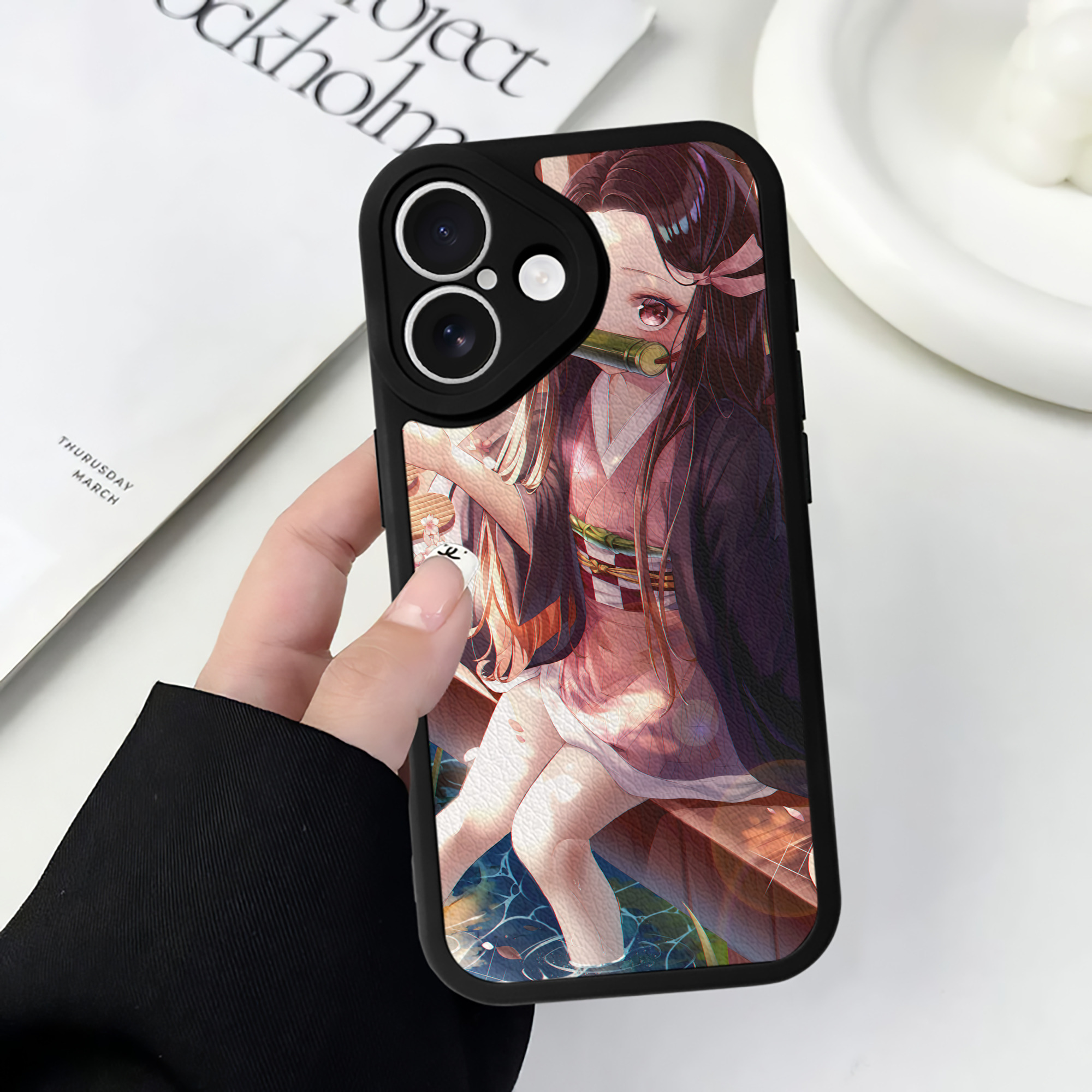 （画像用） 鬼滅の刃（きめつのやいば）竈門 禰󠄀豆子／かまど ねずこ Kamado Nezuko 【iPhone 16シリーズ対応】シリコンスマホケース（レザー調） 材質：シリコン